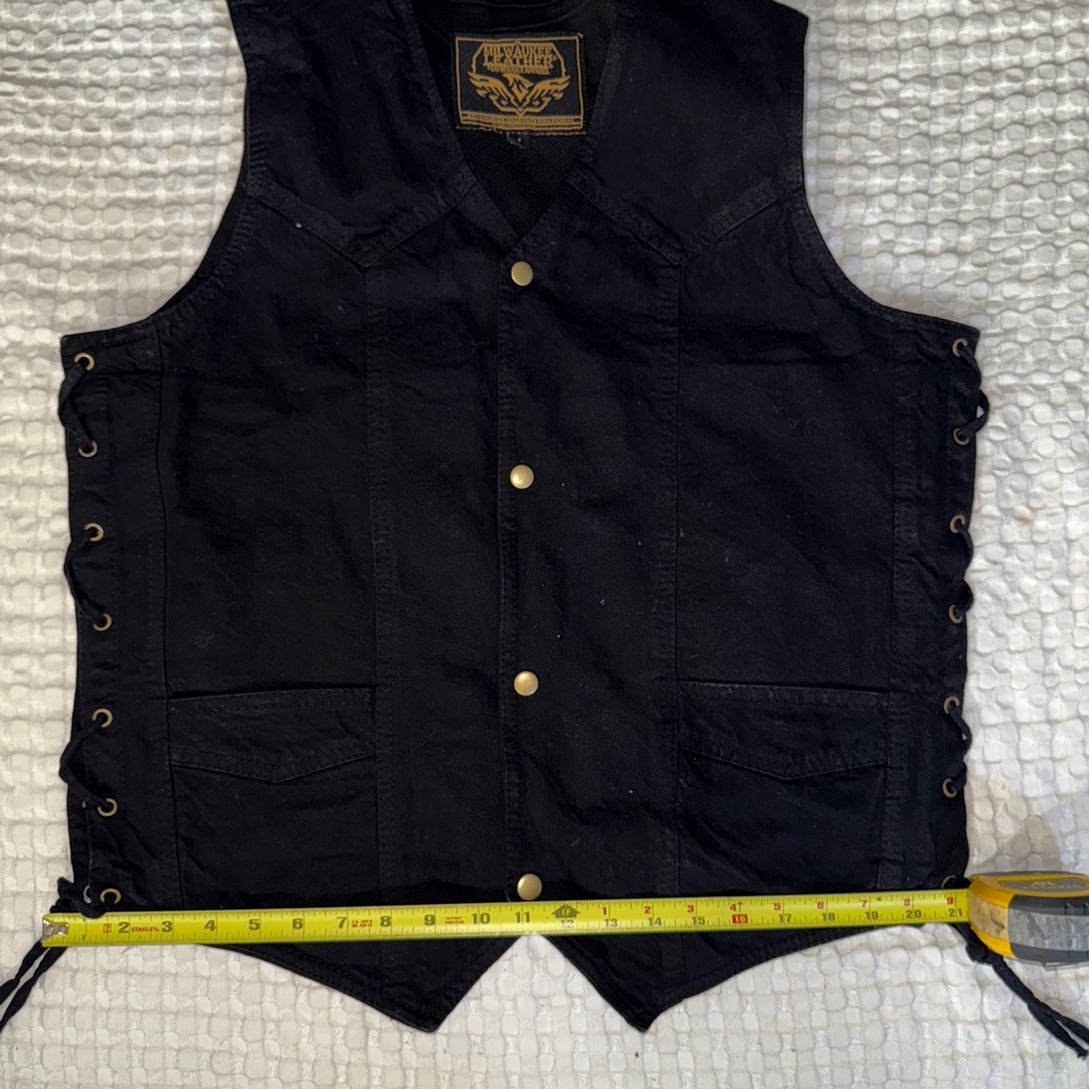 Milwaukee leather Black Button-Up motorcycle Vest with adjustable Sides medium